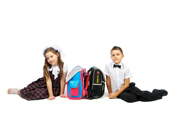 Niños en edad escolar con bolsas escolares — Foto de Stock