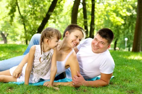 Aile doğada dinleniyor.. — Stok fotoğraf