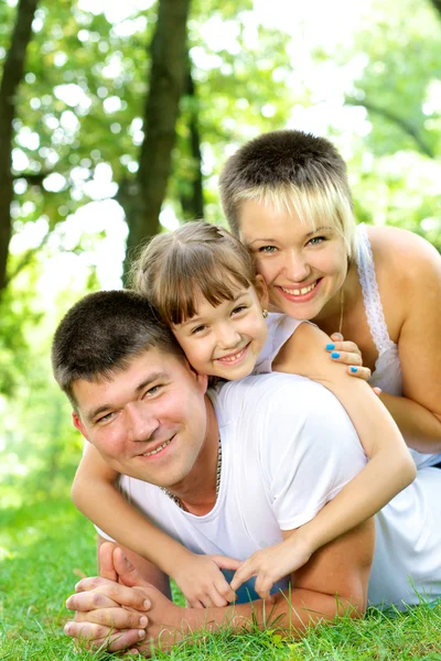 Familia descansando en la naturaleza . — Foto de Stock