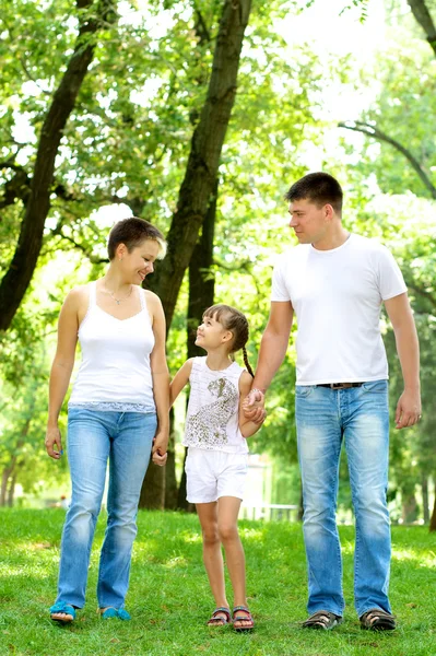 Famiglia che riposa nella natura. — Foto Stock