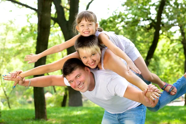 Familia descansando en la naturaleza . — Foto de Stock