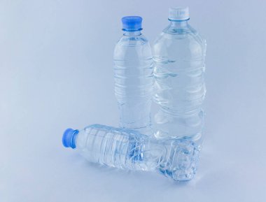 Mavi arka planda plastik su şişeleri