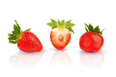 Beyaz arka planda üç ayrı çilek.