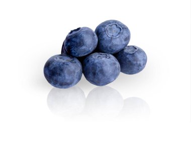 yaban mersinleri beyaz bir arka planda