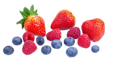 Beyaz arka planda izole edilmiş çilekler, ahududular ve yaban mersinleri beyaz arka planda izole edilmiş ahududu ve yaban mersinleri