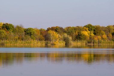 Balaton Gölü akşam ışıklar günbatımı.