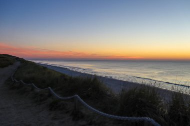 Sylt 'deki kumulların arasından güzel bir yol