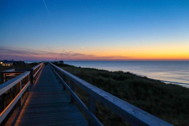 Sylt 'deki kumulların arasından güzel bir yol