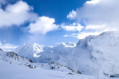 Zermatt 'taki İsviçre Alplerinden güzel bir manzara.