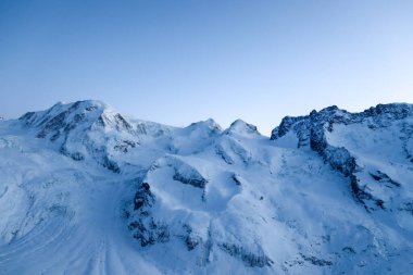 Zermatt 'taki İsviçre Alplerinden güzel bir manzara.