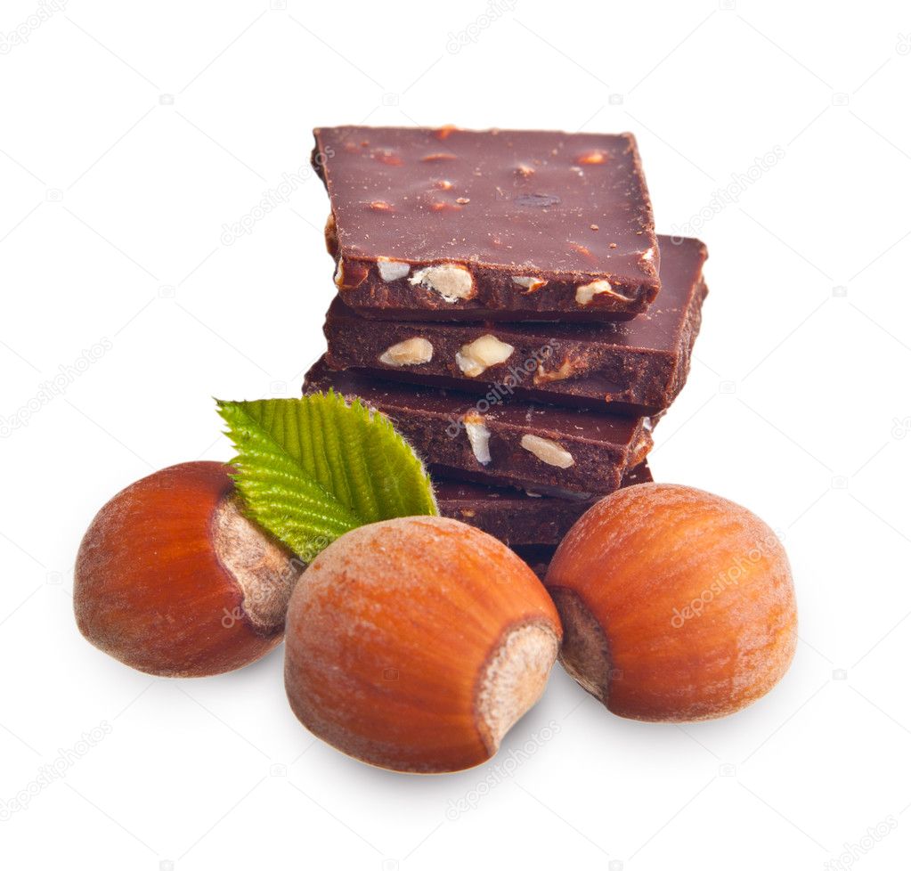 Çikolata parçaları ile fındık — Stok Foto © valentinar 30907459