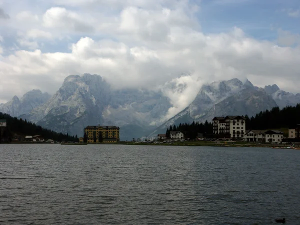 Sjön misurina molnigt — Stockfoto