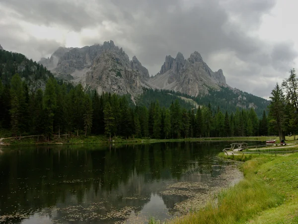 Montagne réfléchie — Photo