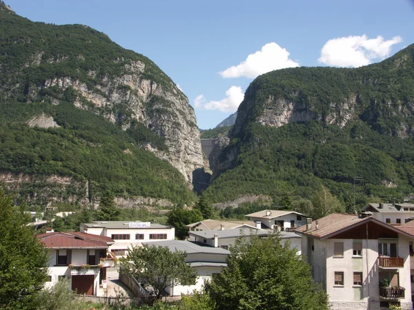 Vajont dam Visa från longarone — Stockfoto