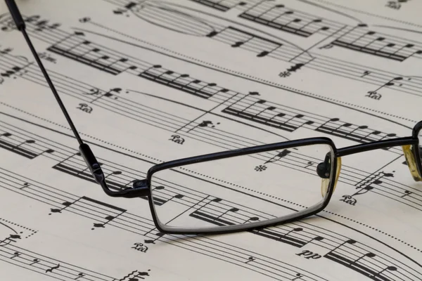 Gafas y notas musicales — Foto de Stock