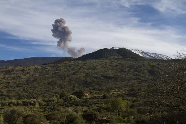 Mt. Etna, ash emission — Stock Photo, Image