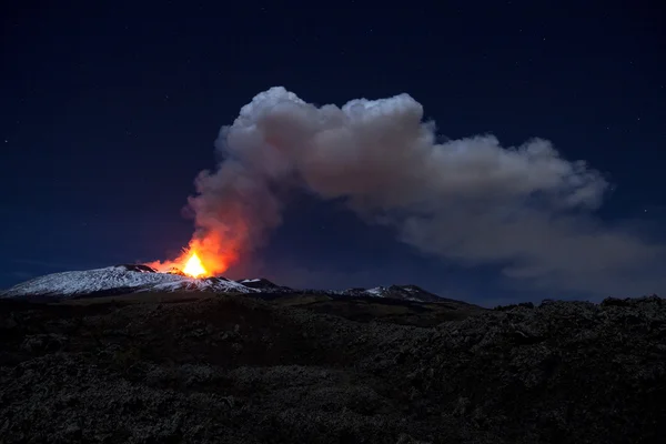 Nacht uitzicht op de as pluim van mt. etna — Stockfoto