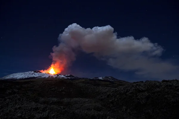 Vista nocturna de la pluma de ceniza del monte. Etna Imagen de archivo