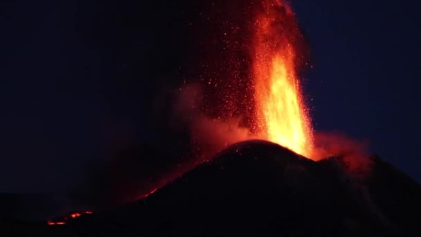 Έκρηξη ηφαίστειο της Αίτνας στο nigth — Αρχείο Βίντεο