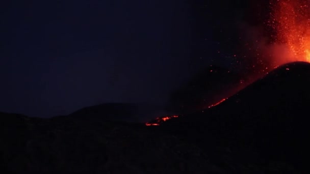 Вулканическое извержение ночью — стоковое видео
