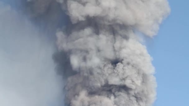 Vulkanische as emissie — Stockvideo