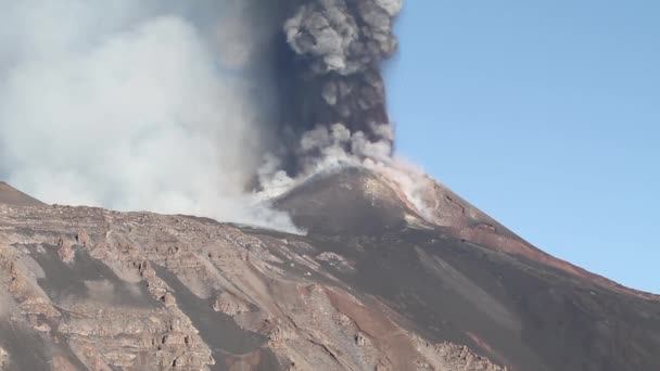 Mt Etna ash emission — Stock Video