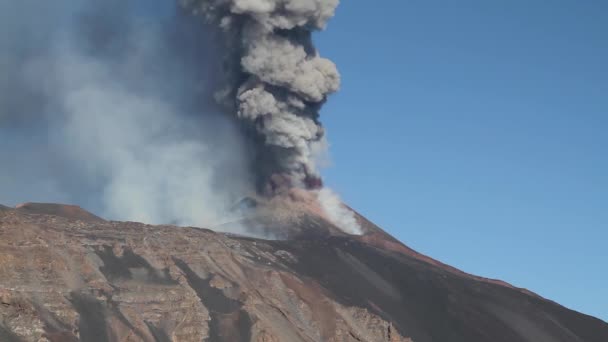 Vulkanen etna utsläpp aska — Stockvideo