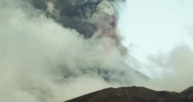 Etna Dağı 'nın en aktif zirve kraterlerinden birinden fışkıran lav çeşmeleri.