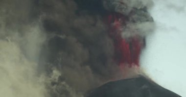 Etna yanardağının paroksizması lav pınarları ve kül salınımlarıyla