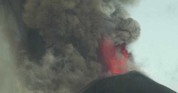 Fontes Lava Muito Altas Emitidas Por Uma Das Crateras Mais — Vídeo de Stock