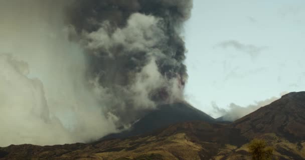 Sterke Vulkanische Activiteit Van Explosieve Aard — Stockvideo