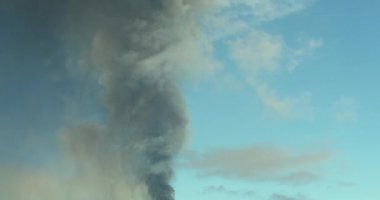 Etna Dağı 'nın tepesinden kül ve lav püskürdü.