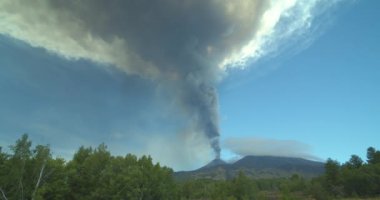 Etna Dağı 'nın volkanik bir bölümünde atmosfere dağılan volkanik kül bulutu.