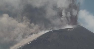 Etna yanardağının patlaması sırasında güneydoğu kraterinden patlayıcı faaliyeti