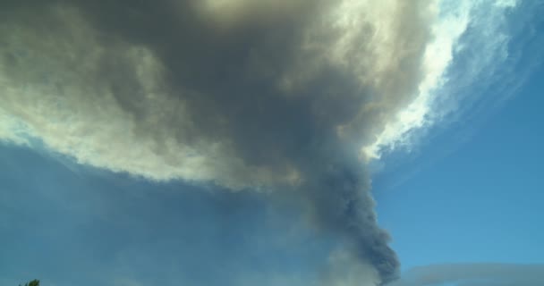 Plume Ceniza Volcánica Que Dispersa Atmósfera Durante Episodio Volcánico — Vídeo de stock