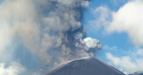 Utsläpp Vulkanisk Aska Från Etnas Sydöstra Krater — Stockvideo