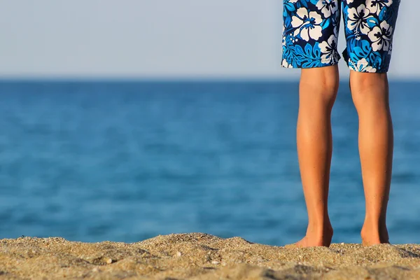 浜の男の子の足 ロイヤリティフリーのストック画像