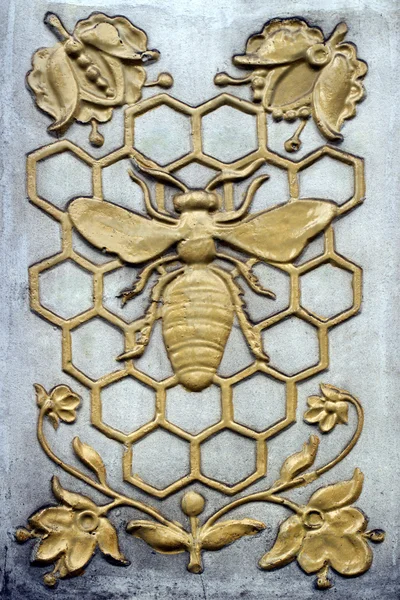 Dekorativní basreliéf s včela — Stock fotografie