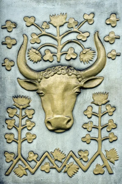Dekorativní basreliéf s buffalo — Stock fotografie