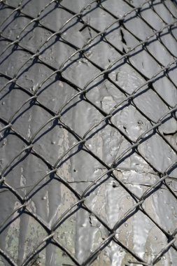 gri bir arka plan üzerinde metal ızgara