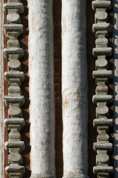 Старая кирпичная стена с двумя колоннами — стоковое фото
