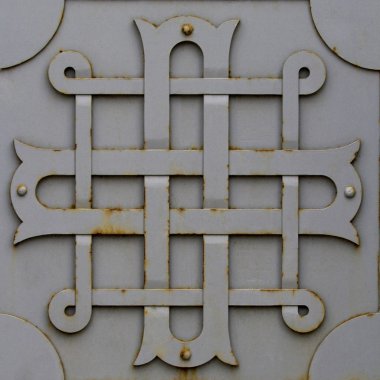 Metalik arka plan ile çapraz