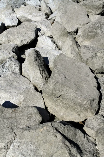 Orilla rocosa del río — Foto de Stock