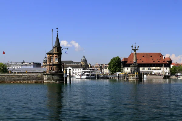 Blick auf den Hafen in der Stadt am Bodensee — Stockfoto