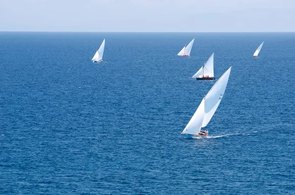 Regata de vela, regata en el mar.Inicio de una regata de vela.Los yates de vela en la velocidad, yates blancos en un mar, Cerdeña, Italia, deporte activo, foto regata con el espacio para text.Proffesionals marineros —  Fotos de Stock