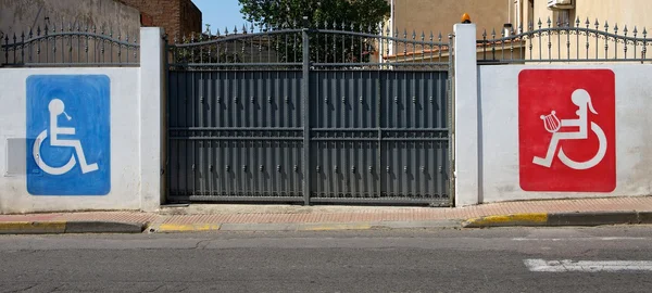 Un'immagine di 2 segni disabili sul muro, segno di disabilità, segno di disabilità per l'uomo e per la donna, interessante segno di disabilità invalida su un cancello, Close up of dirty parking sign for disable people, simbolo — Foto Stock