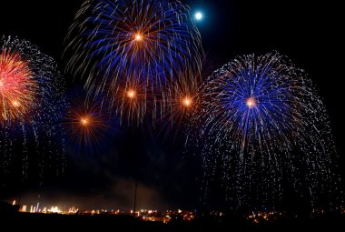 farklı renkler, Fireworks moon malta, karanlık gökyüzü arka plan ve ev uzak ışık ile amazing