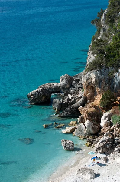 Ostrov Sardinie, sardinské pobřeží s útesy, zlaté kameny a modré jasné, křišťálové moře pozadí, Sardinie, cala gonone, dovolené, příroda Sardinie, crystal mořská voda, příroda — Stock fotografie