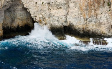 denizin güzel blue grotto görünümü malta Island buzlu yakın kırma dalga, kaya ve su, mavi mağara, kaya denizden, Malta, popüler, güzel bir yer görüntülemek kristal deniz suyu, doğa