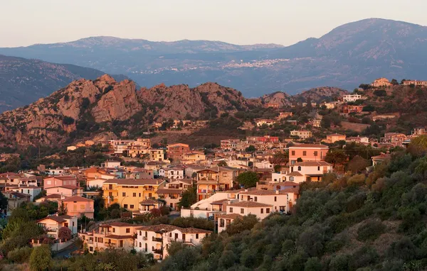 サンタ マリア ナヴァッレゼにある村サルデーニャ暖かい日の出の光、イタリア、典型的なサルデーニャ海景、サルデーニャの村で、暖かい夏の日の出の色日の出時間、日の出山のビレッジ ビュー ロイヤリティフリーのストック写真